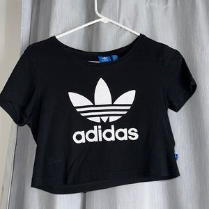 Adidas crop top 🖤🤍